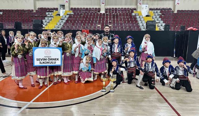 Isparta'da halk oyunları miniklerin şampiyonu Sevim Örnek İlkokulu