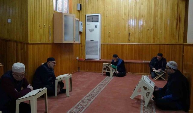 İtikafa girenler Ramazan'ın son günlerini ibadetle geçiriyor