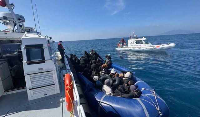 İzmir açıklarında denizde sürüklenen bottaki 30 göçmen kurtarıldı