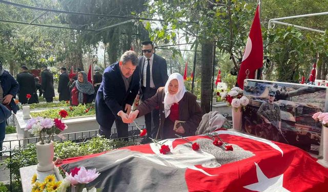 İzmir'de 18 Mart Çanakkale Deniz Zaferi'nin 111. yıl dönümünde şehitler anıldı