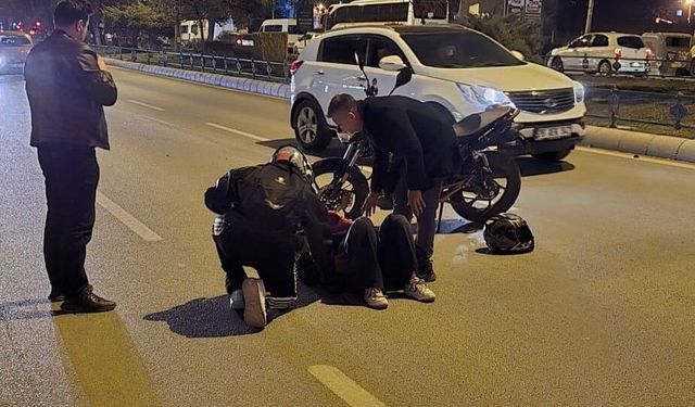 Kadın motosiklet sürücüsü otomobile arkadan çarptı