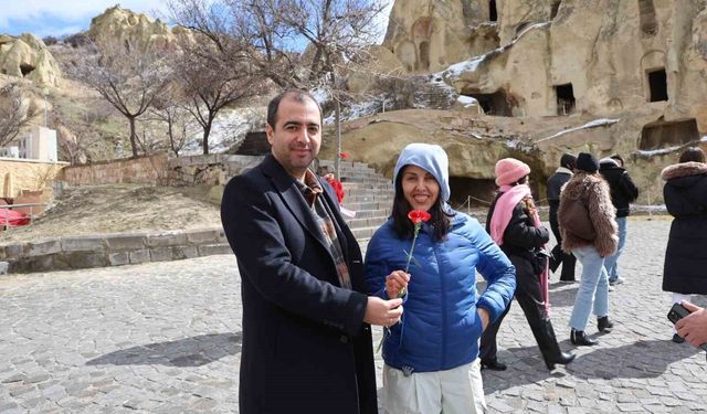 Kapadokya'da kadın turistlere çiçekli 8 Mart sürprizi
