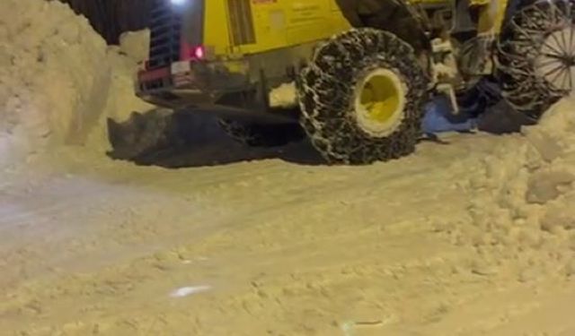 Kar kalınlığı iş makinesinin boyunu geçti