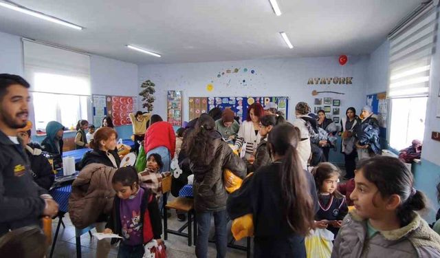 Kar tünellerinden geçerek zorlu yolları aştılar, kış şartlarında 2 bin 700 rakımlı köyde minik yürekleri ısıttılar