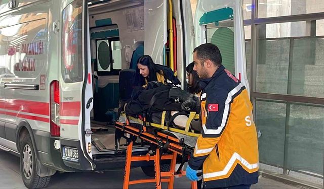 Karaman'da motosiklet şarampole devrildi: 2 yaralı