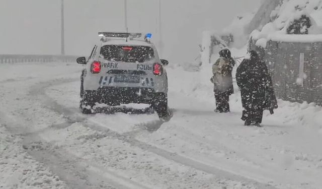 Karda mahsur kalan aileyi emniyet kurtardı