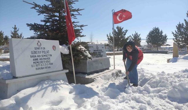 Karla kaplanan şehitlikte temizlik yaptılar