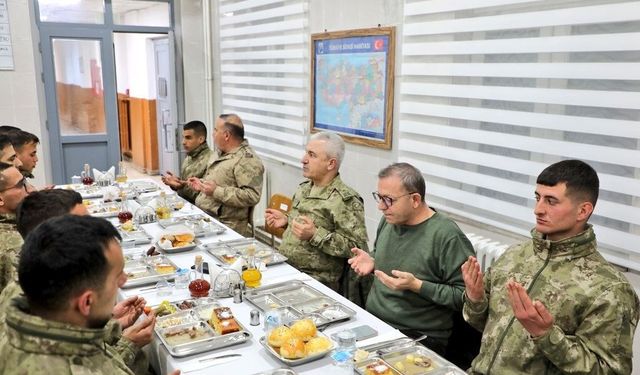 Kars Valisi Polat, iftarını sınırda Mehmetçik ile açtı