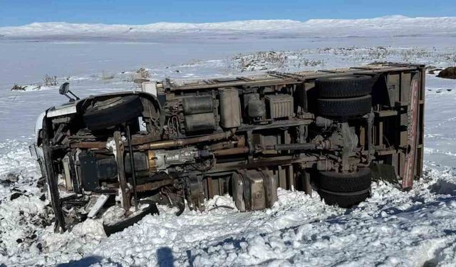 Kars'ta kamyon şarampole devrildi: 1 yaralı