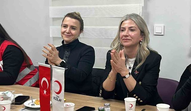 Kars'ta Kızılay'dan üniversite öğrencilerine 'Anne Eli' iftarı