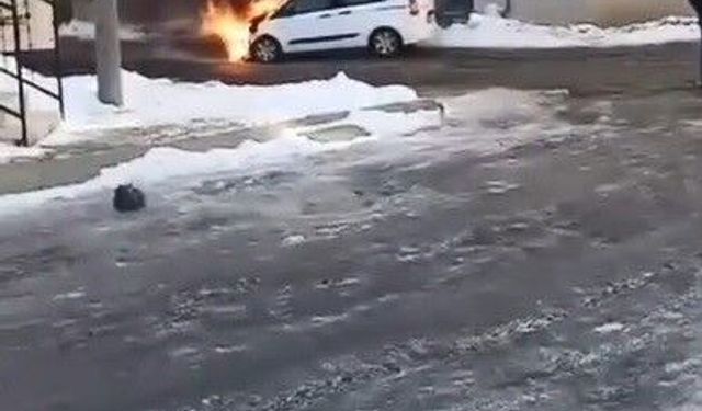 Kars'ta seyir halindeki araçta yangın paniği