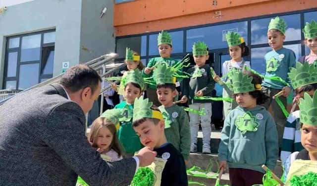 Kaymakam Pelvan öğrencilerle fidan dikti