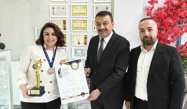 Kayserili pasta şefi Yunanistan'da Türk bayrağını dalgalandırdı