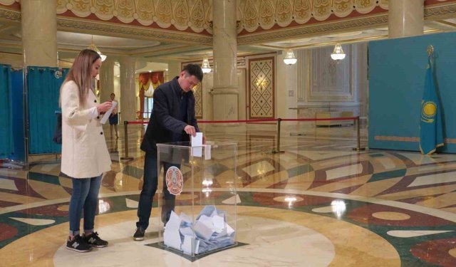 Kazakistan'da halk, yeni anayasa için sandık başında