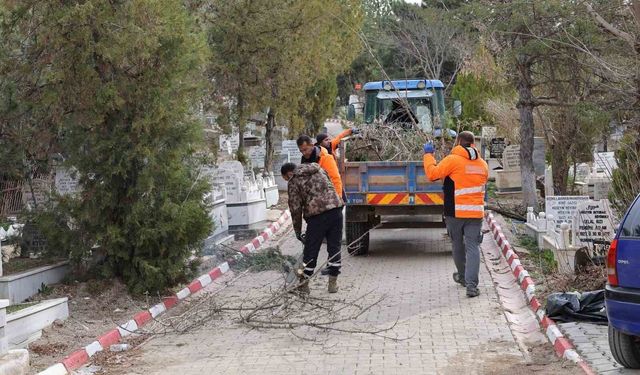 Kırıkkale Belediyesi mezarlıklarda bakım çalışması başlattı