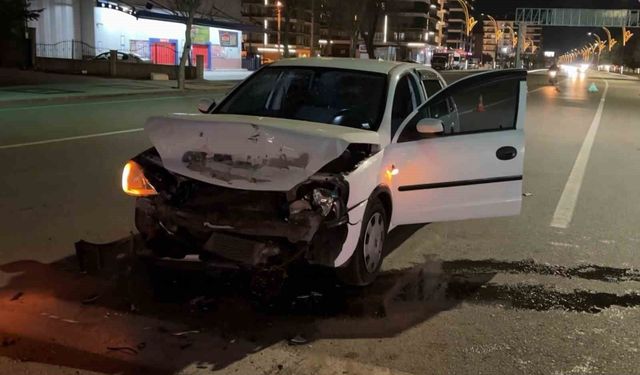 Kırmızı ışıkta bekleyen otomobile arkadan çarptı: 1 yaralı