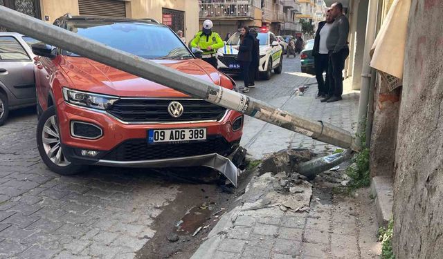 Kontrolden çıkan otomobil aydınlatma direğini devirdi