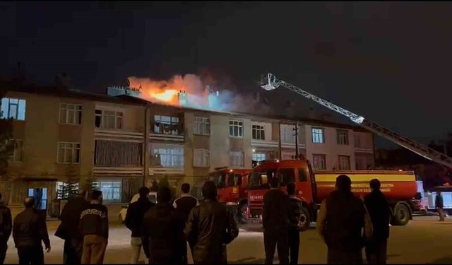 Konya'da 3 katlı apartmanın çatısında yangın paniği