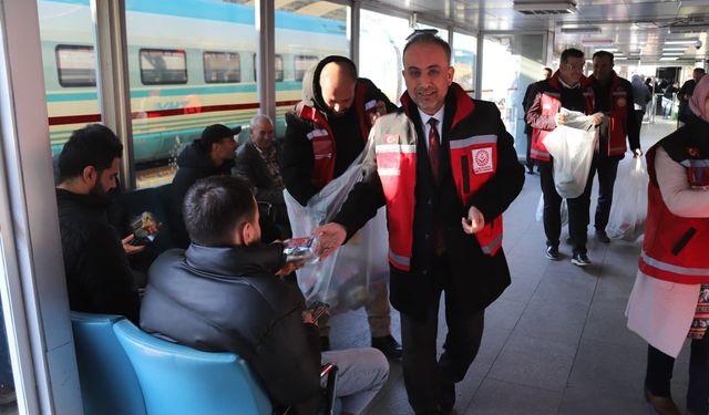 Konya'da iftar vaktine yolda yakalananlara iftarlık ikram edildi