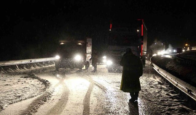 Kop Dağı Geçidi'nde kar ve tipi ulaşımı aksattı