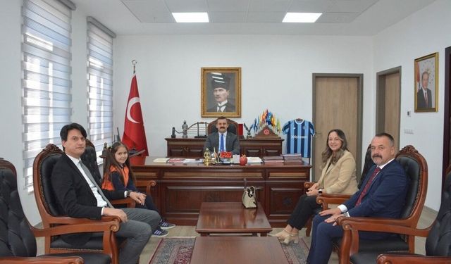 Köyceğiz'de İstiklal Marşı'nı okuma yarışmasında 1'inci olan öğrenci ödüllendirildi