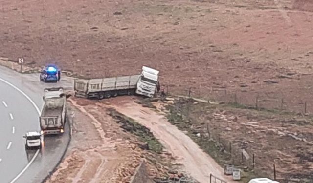 Kurtalan'da kontrolden çıkan kamyon yol kenarına savruldu