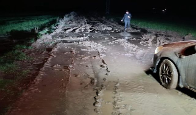 Kurtalan'da otomobil çamura saplandı