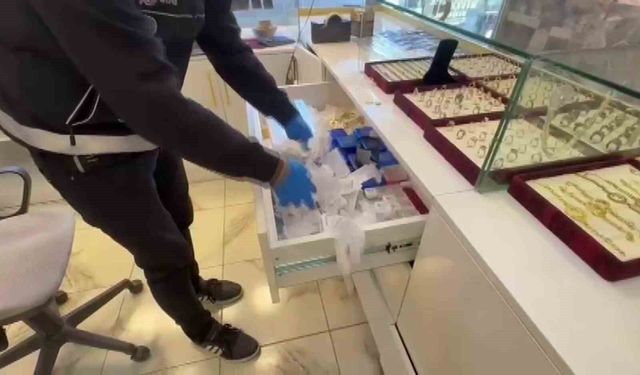 Kuyumcu süsü verip tefecilik yaptılar: Operasyonda silah, pos cihazları ve milyonluk çek-senet ele geçirildi