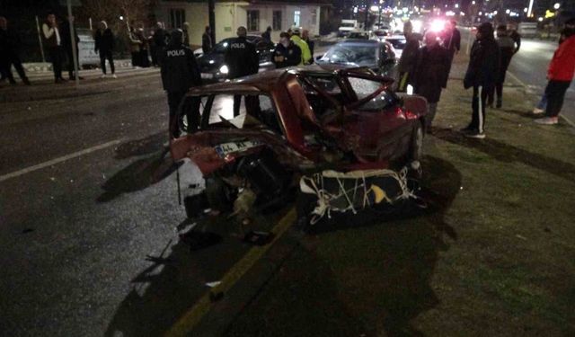 Malatya'da otomobilin çarptığı TOFAŞ kağıt gibi ezildi: 3 yaralı