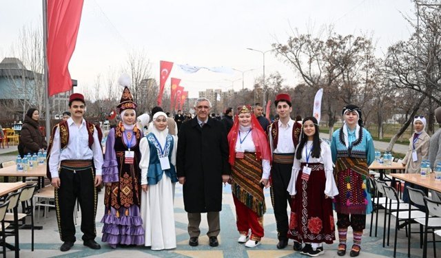 Manas Üniversitesi'nden 8 bin kişiye geleneksel sokak iftarı