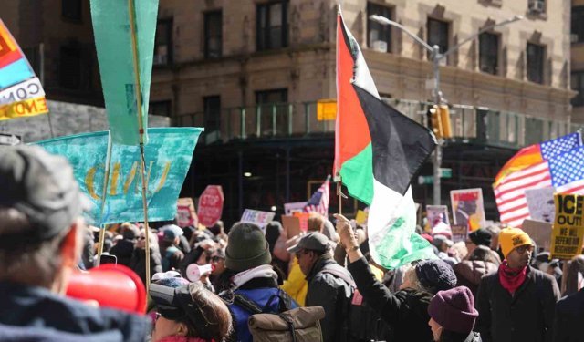 Manhattan'da 'Krallara Hayır' protestosunda on binlerce kişi yürüdü