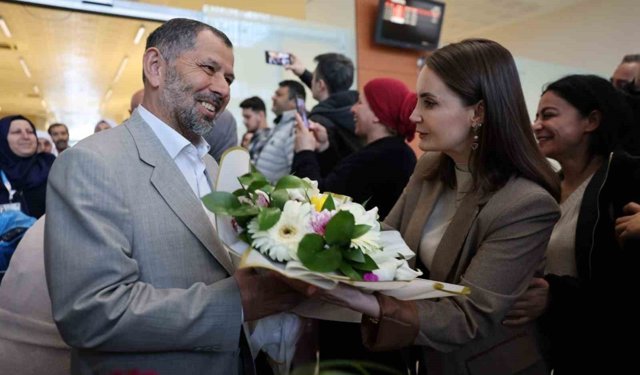 Mardin'de 'Aile Yılı' kapsamında umreden dönen çiftlere duygusal karşılama