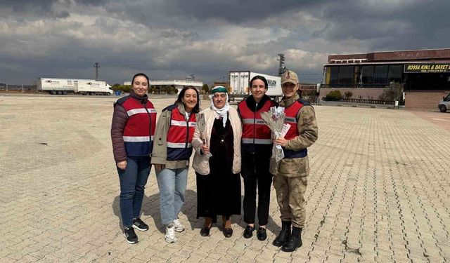Mardin'de jandarma kadın sürücüleri karanfille karşıladı, KADES'i anlattı
