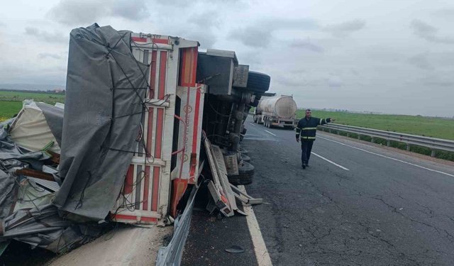 Mardin'de sürücüsünün kontrolünden çıkan tır bariyerlere çarptı