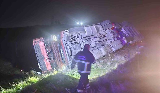 Mardin'de tır devrildi: 1 yaralı