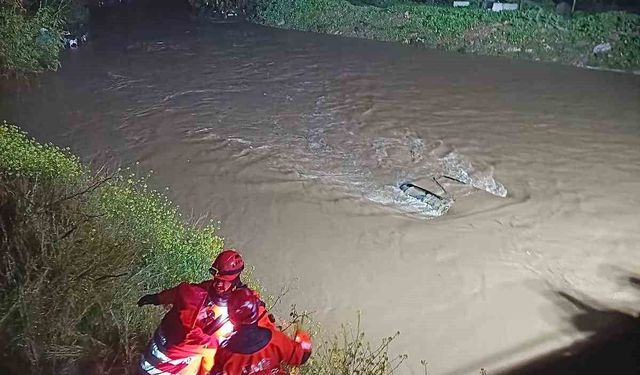Menderes'te araç dereye uçtu, İzmir itfaiyesi seferber oldu