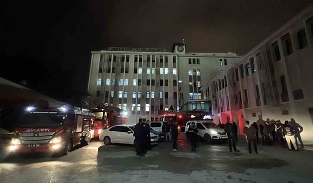 Mersin'de emniyetin ek binasında çıkan yangın büyümeden söndürüldü