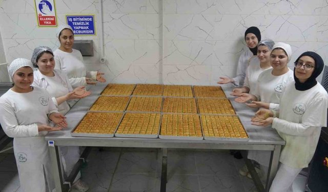 Meslek liseli kızların Ramazan'da baklava mesaisi