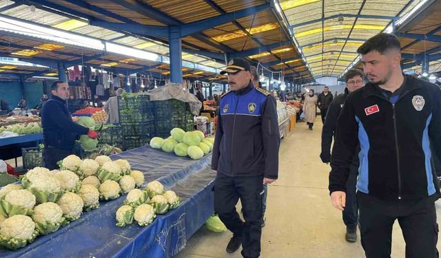 Meyve sebze pazarında fiyat etiketi denetimi