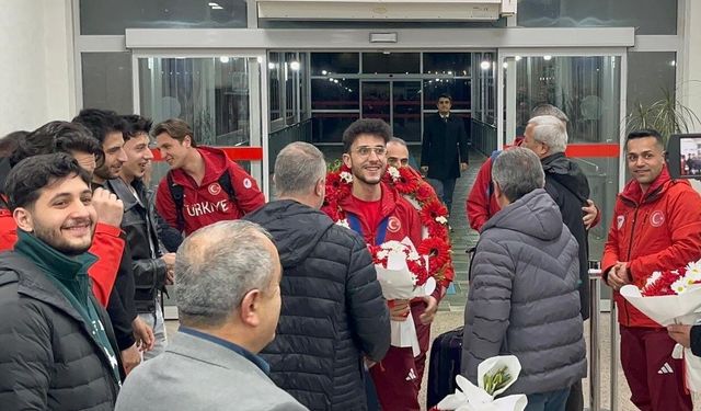 Milli sporcu Furkan Akar çiçeklerle karşılandı