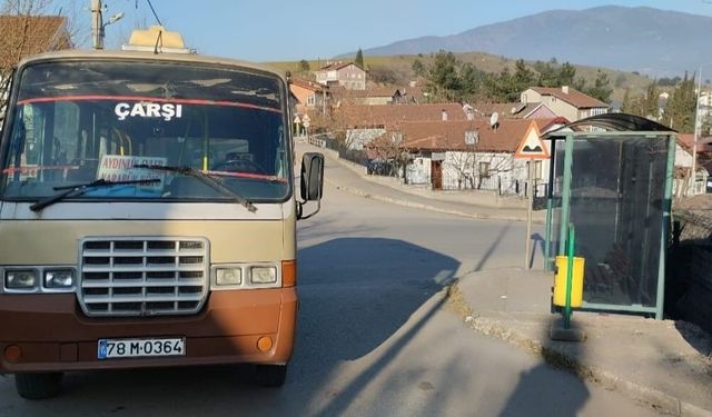 Minibüsle çarpışan motosikletteki 2 kişi yaralandı