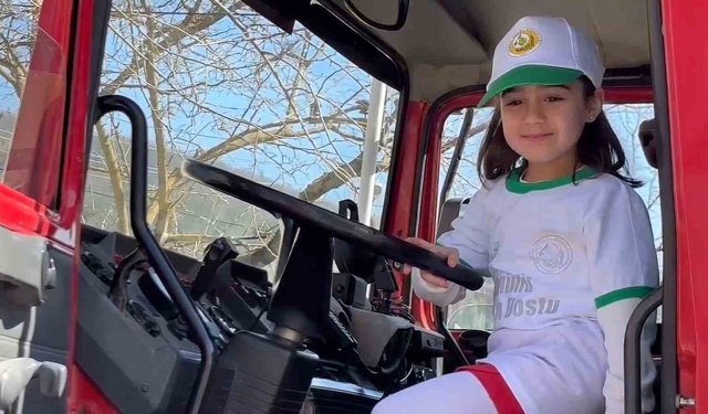 Minik öğrenciler ilk kez itfaiye aracına bindiler