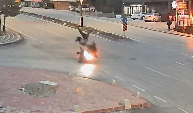 Motosikletin yayayı havaya uçurduğu an kameraya yansıdı: 2 yaralı