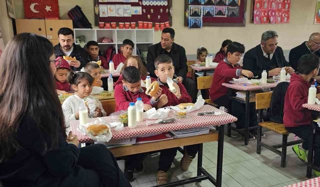 Müdür Bozyel'den köy okulu öğrencilerine döner ve ayran sürprizi
