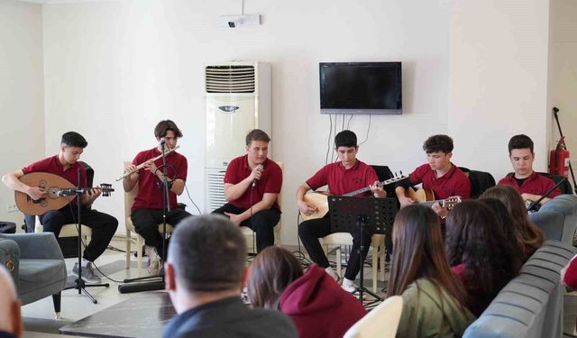 Muğla'da liseli gençlerden huzurevi sakinlerine müzik ziyafeti
