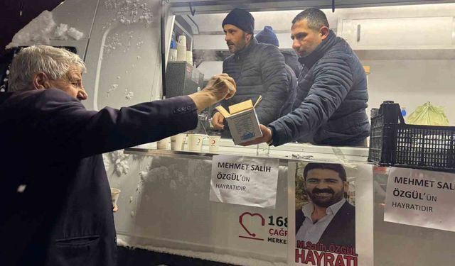 Muradiye'de teravih sonrası lokma ikramı