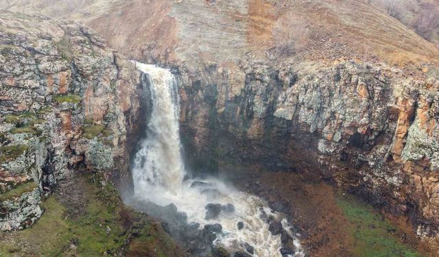 Muş'ta kar sularının erimesi ile şelale ve akarsular coştu