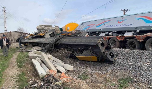 Nevşehir'de yük treni tıra çarptı: 2 makinist yaralandı