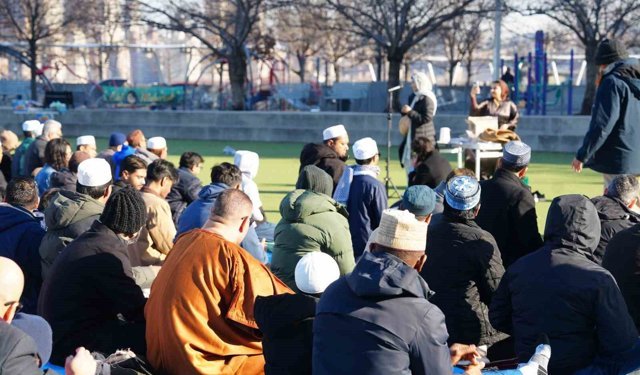 New York'ta bayram namazı sokaklara taştı