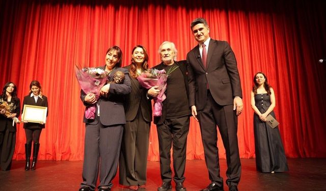 Ödülünü Müjdat Gezen'den alan Binnur Kaya gözyaşını tutamadı: 'Rüyada gibiyim'